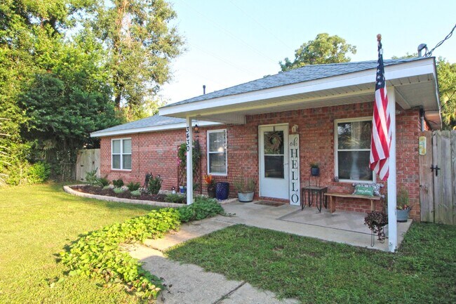 Foto del edificio - Pensacola 2BR, 2BA Home Near Downtown with Stainless Steel Appliances, Oversized Primary Bedroom,...