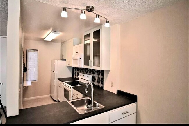 Building Photo - 3029 Kaiser Dr