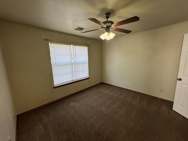 Building Photo - 3 bed in Moore schools new paint, ready fo...