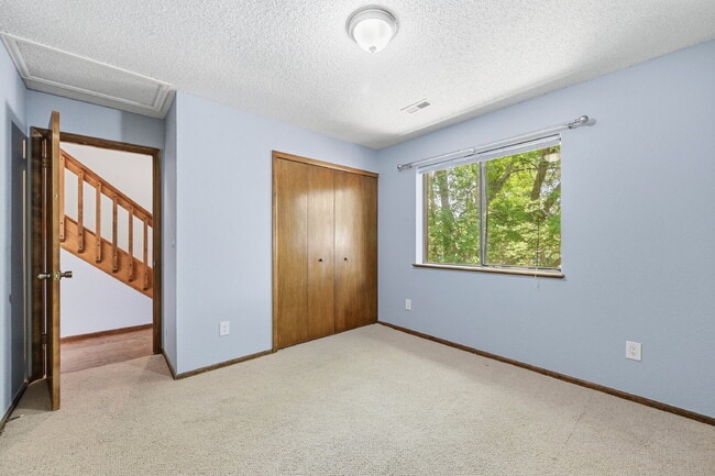 Foto del edificio - $2,595.95  - 3 Bed, 2 bath Condo with Lofted Bonus Space and In Unit Laundry!