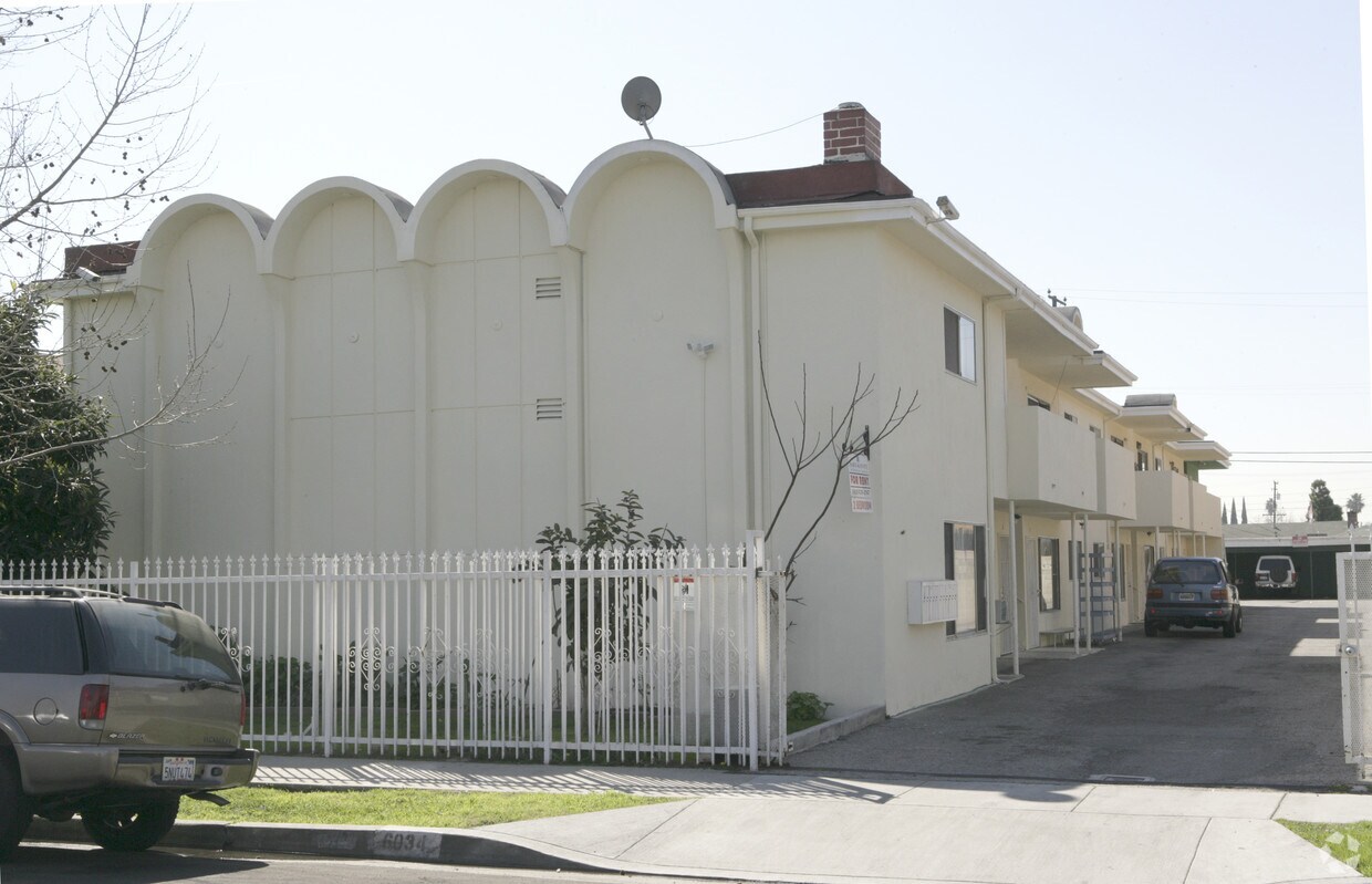 Primary Photo - 6034 Fry St