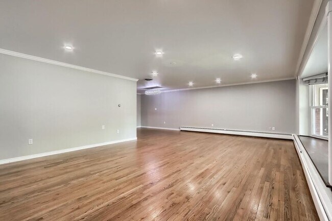 Building Photo - 723 S Oneida Way