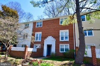 Building Photo - 2627 S Walter Reed Dr