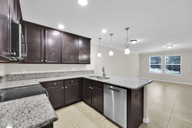 Building Photo - 452 Walnut Dr