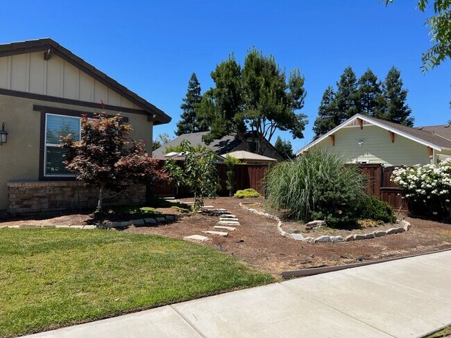 Building Photo - Newer single story home located in desirab...
