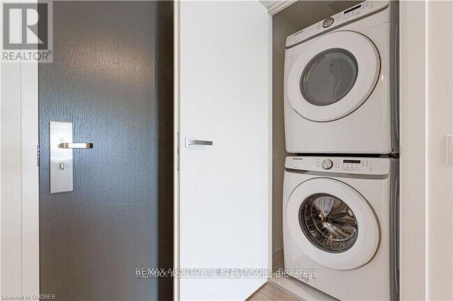 Building Photo - 133 Bronte Rd