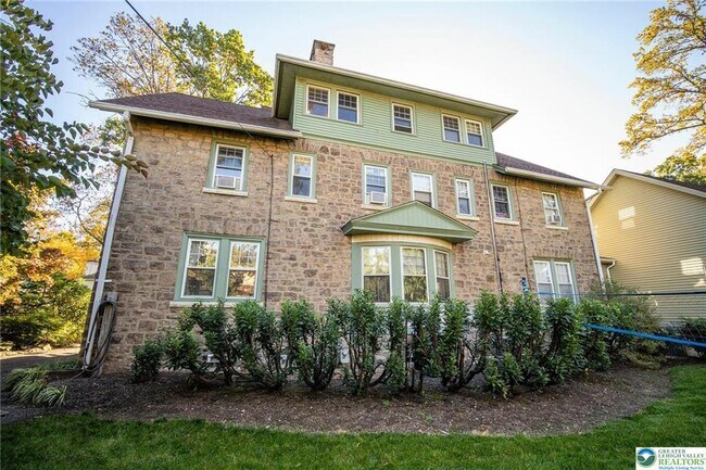 Foto del edificio - 313 Edgewood Dr