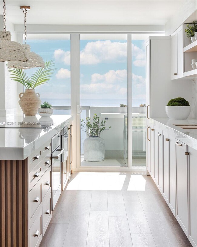 Foto del edificio - 5757 Collins Ave