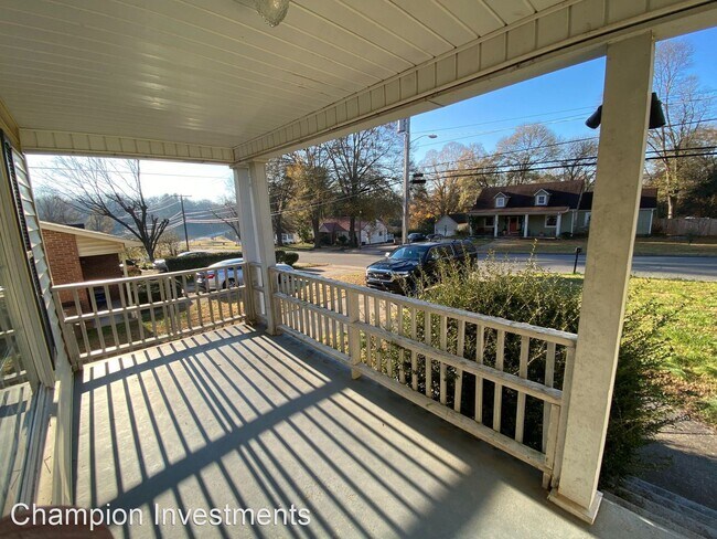 Building Photo - 2 br, 1 bath House - 823 Kings Road