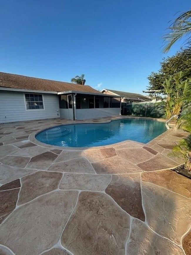 Building Photo - 5022 El Claro Cir