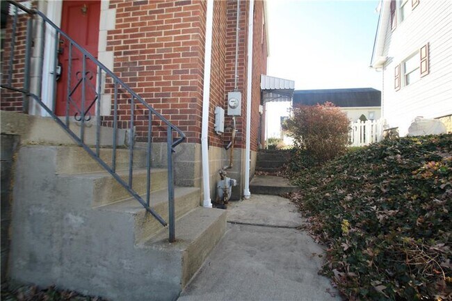 Building Photo - 721 N 7th St