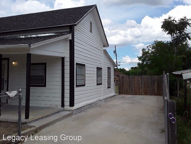 Building Photo - 2 br, 1 bath House - 1041 Pecan St