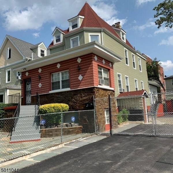 Primary Photo - 100 Amherst St