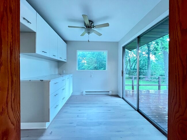Butler's pantry - 5314 Hammersley Rd