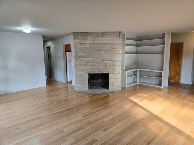 Building Photo - 448 Hubbard Ave