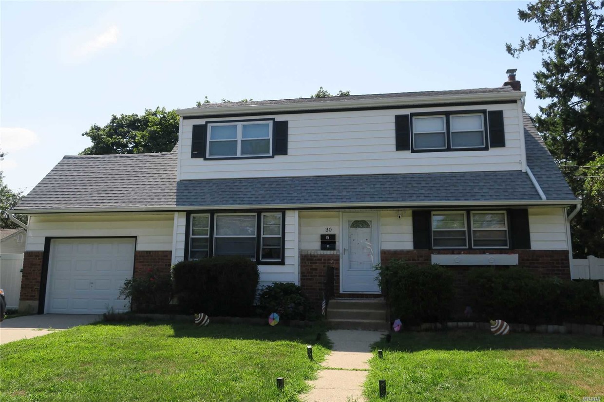 Primary Photo - 30 Iroquois Pl