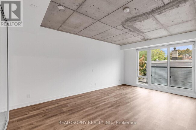 Building Photo - 115 Larchmount Ave