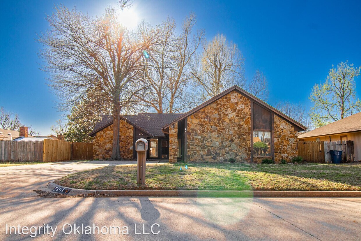 Primary Photo - 3 br, 1.5 bath House - 201 Three Oaks Dr