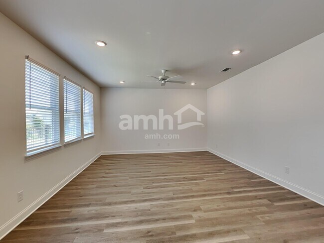 Foto del edificio - 56 Pointe Dr