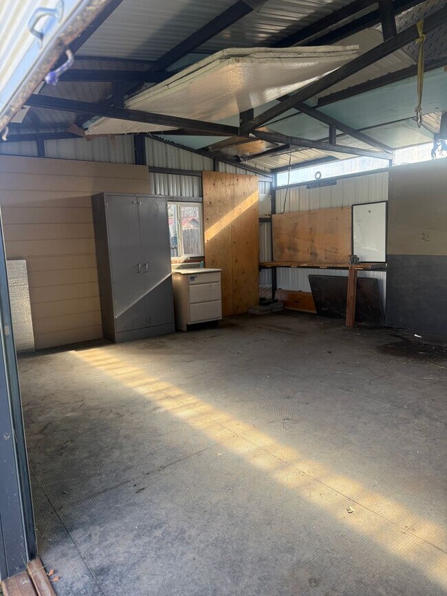 Foto del edificio - Spacious 3-Bedroom with Storage Shop & Off...