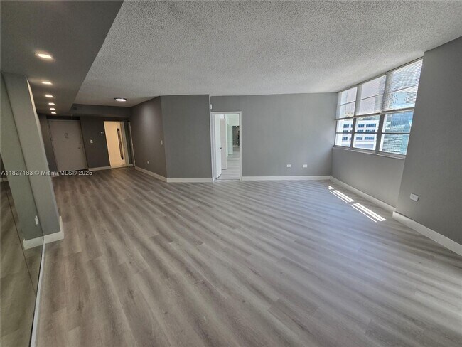 Building Photo - 999 Brickell Bay Dr