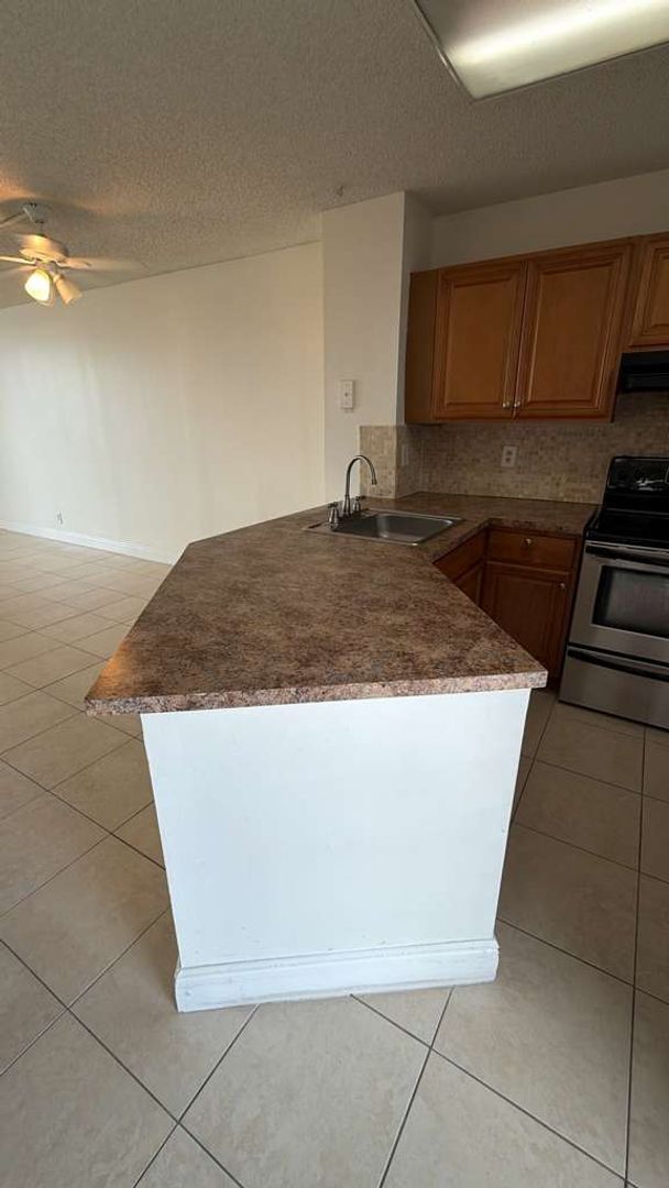 Building Photo - Spacious 2-bedroom apartment for rent in Miramar, FL.