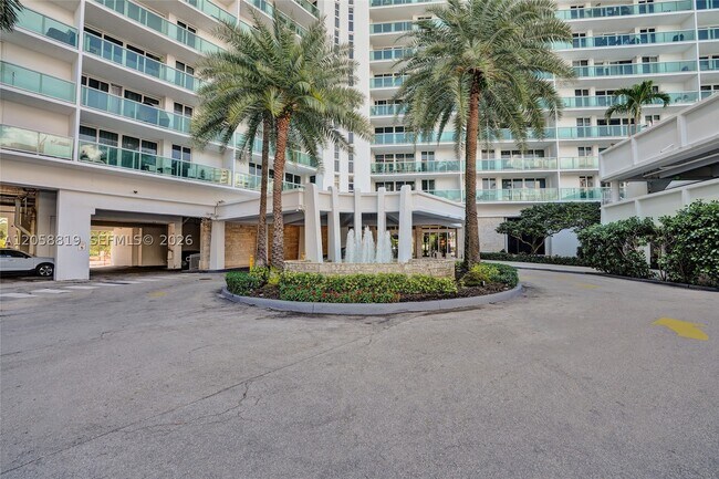 Foto del edificio - 100 Bayview Dr