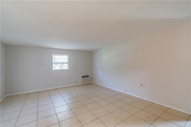Building Photo - 2210 Thonotosassa Rd