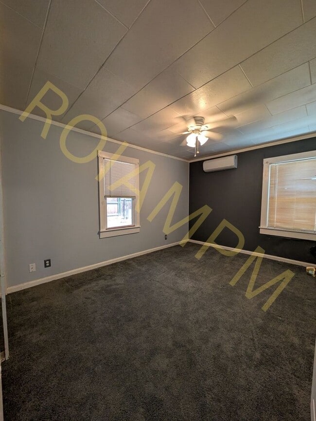 Building Photo - 912/922 Elm Street