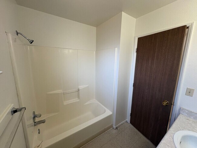 Foto del edificio - NW Visalia Home with Alley Access Rent Ready!