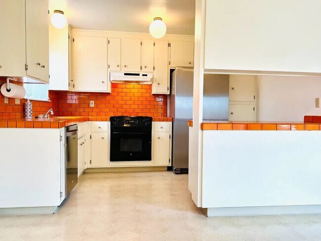 Building Photo - Cedar St in Aptos great 3 Bedroom
