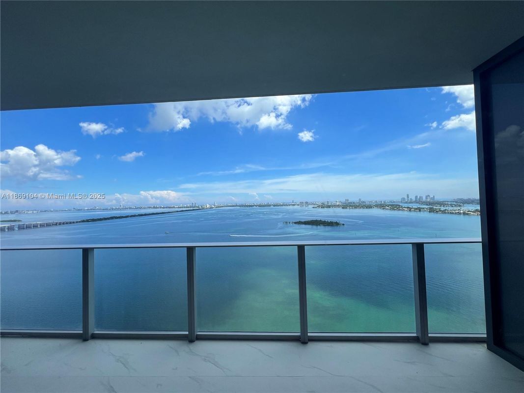 Foto principal - 700 NE 24th St