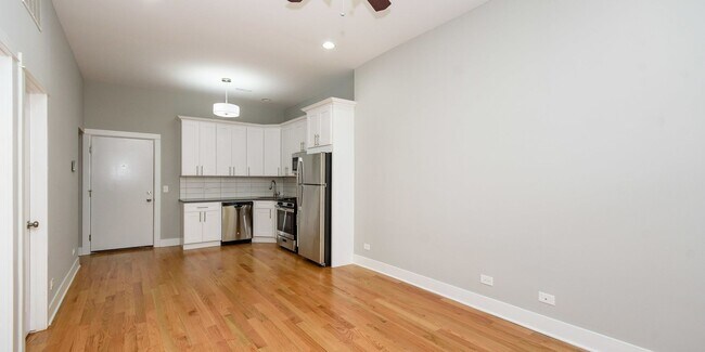 Building Photo - Updated, 1bd/1bth Ukrainian Village Prime spot, Avail 8/1