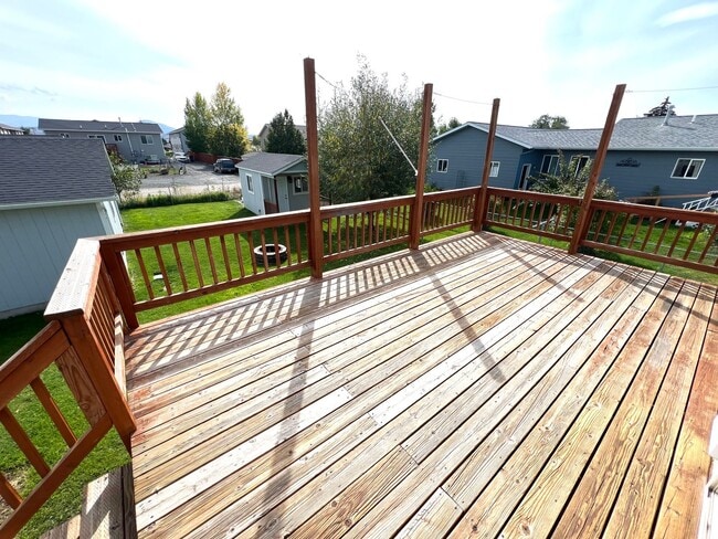 Building Photo - Pet Friendly 4 Bed 2 Bath Single Family Home W/ Fully Fenced Yard, Double Car Garage Located in E...