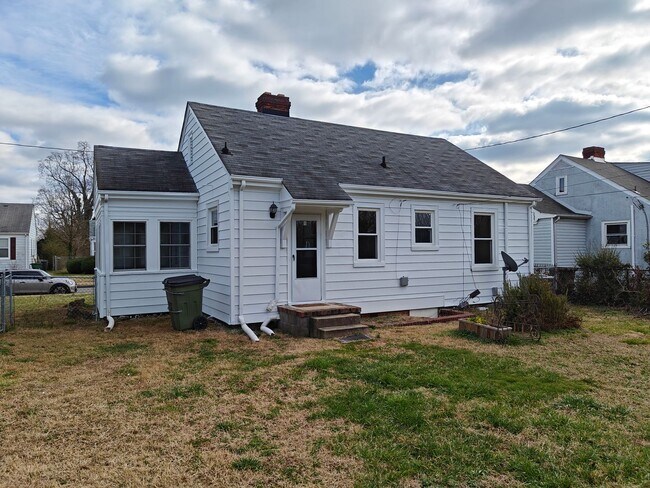 Building Photo - 2 bedroom home with fenced in rear yard