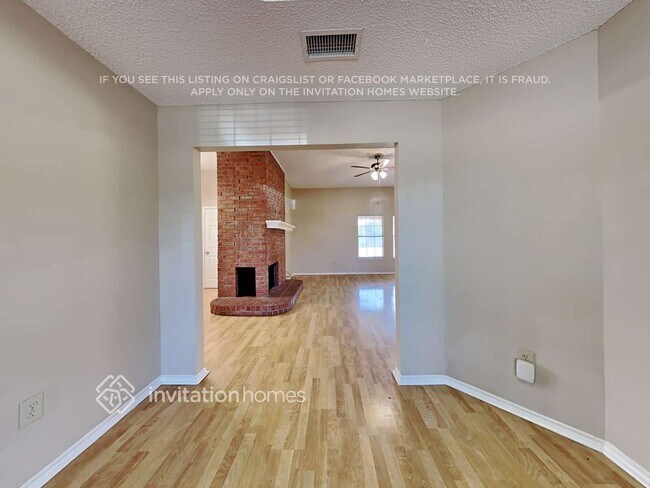 Foto del edificio - 924 Teakwood Ln