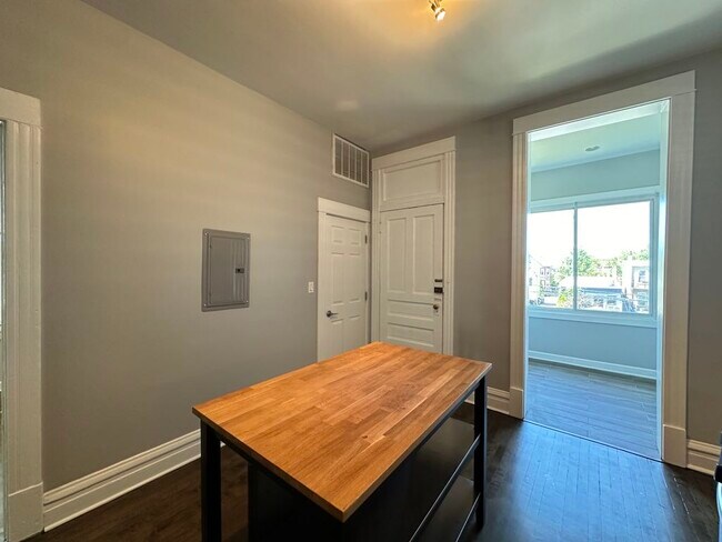 Building Photo - 3444 W Wrightwood Ave