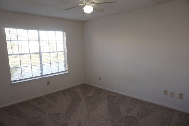 Building Photo - Excellent Location 2 Bed 1 Bath with Firep...