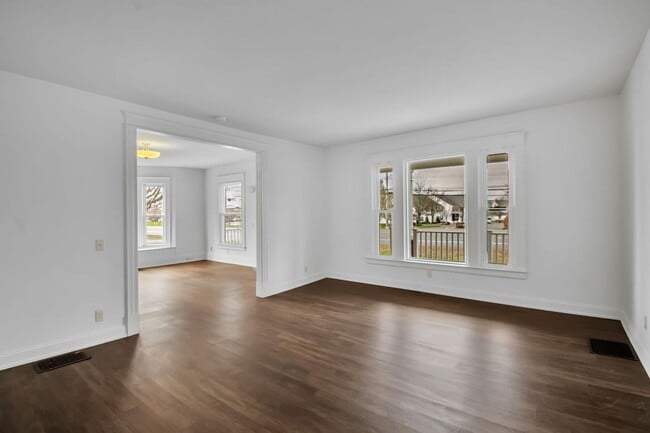 Building Photo - 5849 Broadway