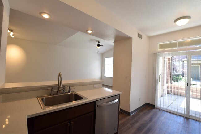 Foto del edificio - 6450 Silver Mesa Dr