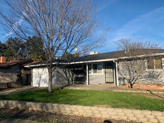 Foto del edificio - 3 Bedroom, 2 bath home in Chico, Just off the Esplanade, Excellent Location, Large Backyard