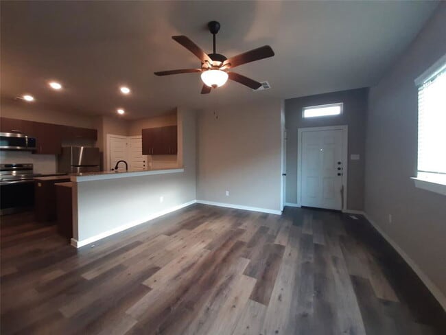 Building Photo - 9733 Grosbeak Ln