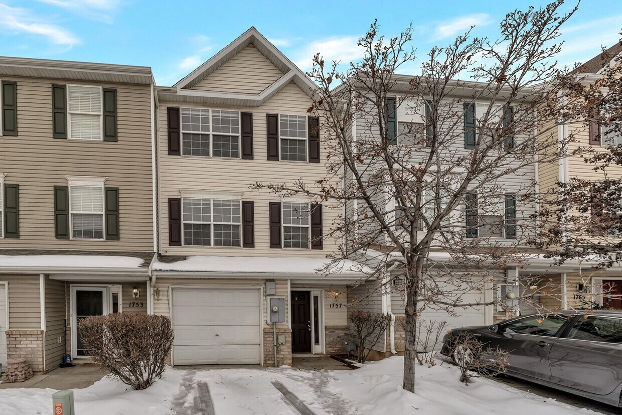 Primary Photo - Stunning Newly Renovated 3 Bed - 2.5 Bath ...