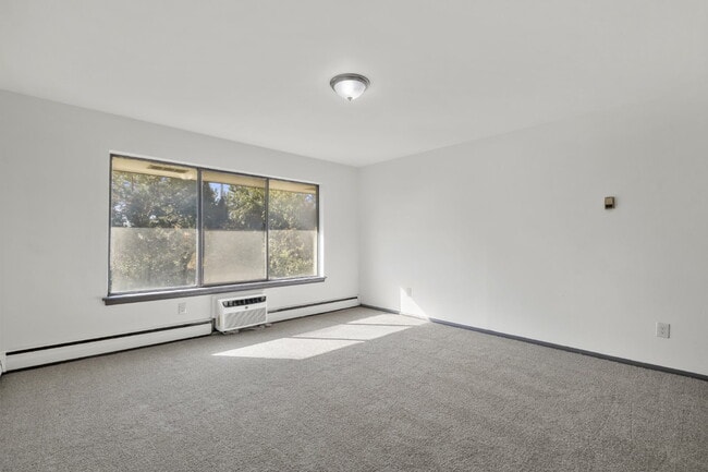 Building Photo - Large second floor one bedroom available J...