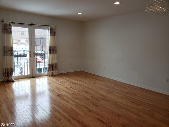 Building Photo - 1080 E Grand St