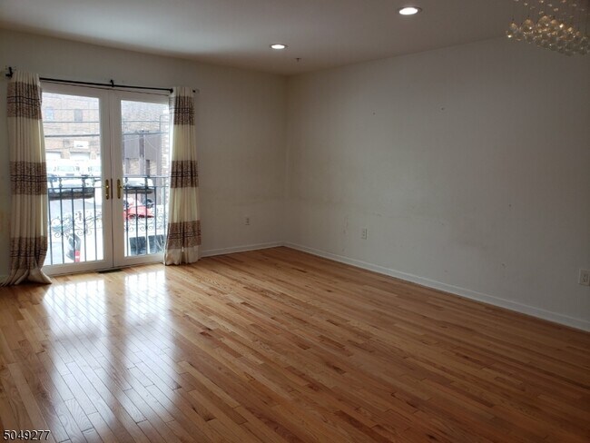 Foto del edificio - 1080 E Grand St