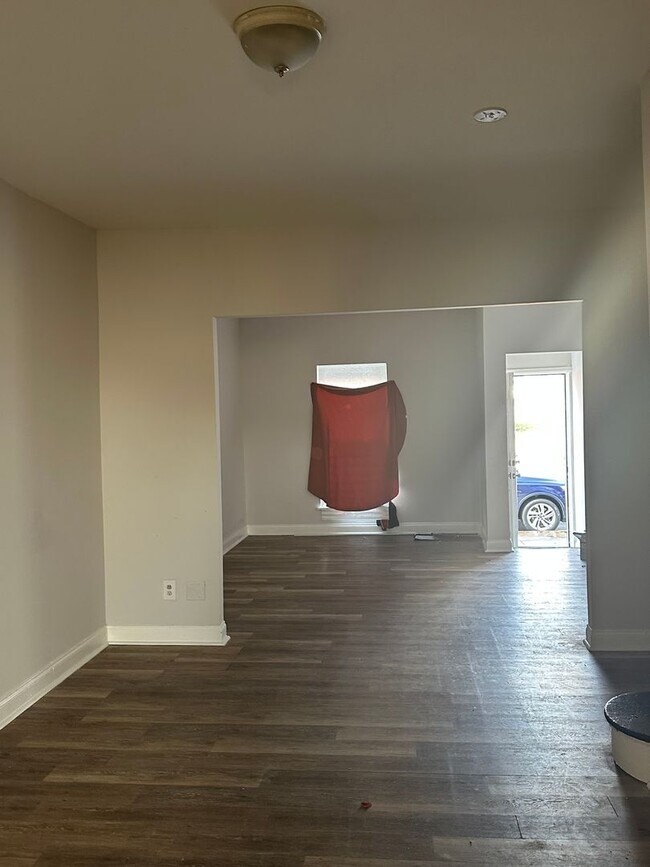 Building Photo - Home for Rent! Spacious Rooms! W/D Hook-Up! Available Now!