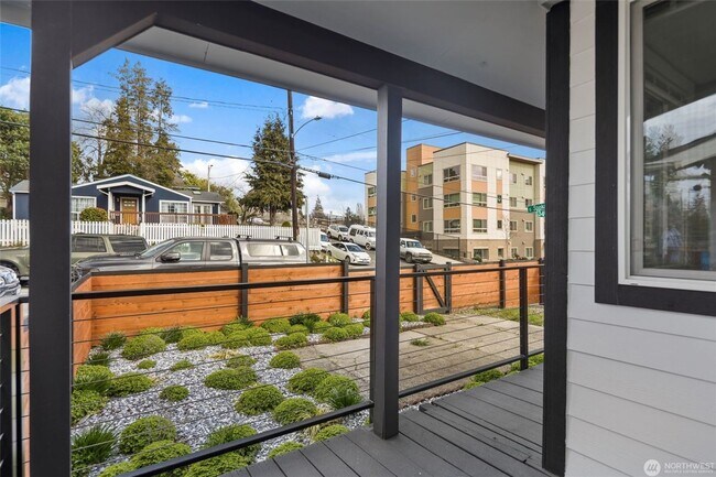 Foto del edificio - 5 Bedroom 2 Bathroom House with Large Lot