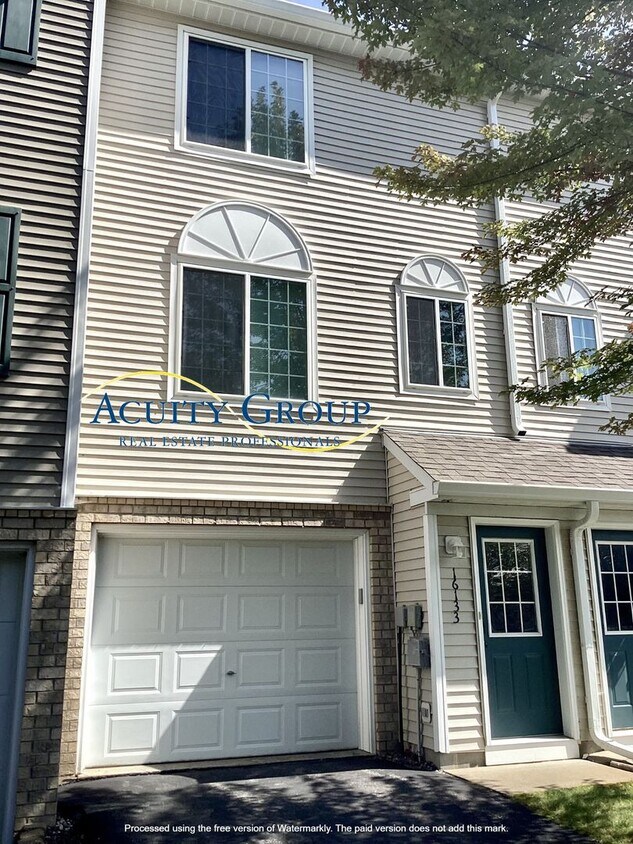 Foto principal - 2BR, 2BA Otsego Townhome for Rent
