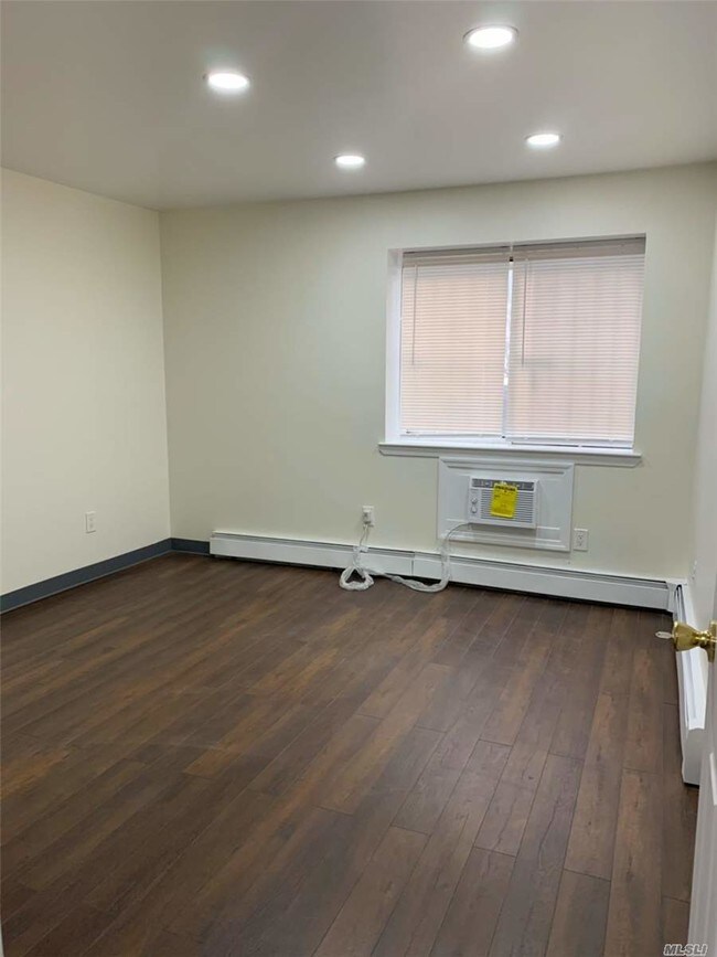 Foto del edificio - 144-23 Barclay Ave